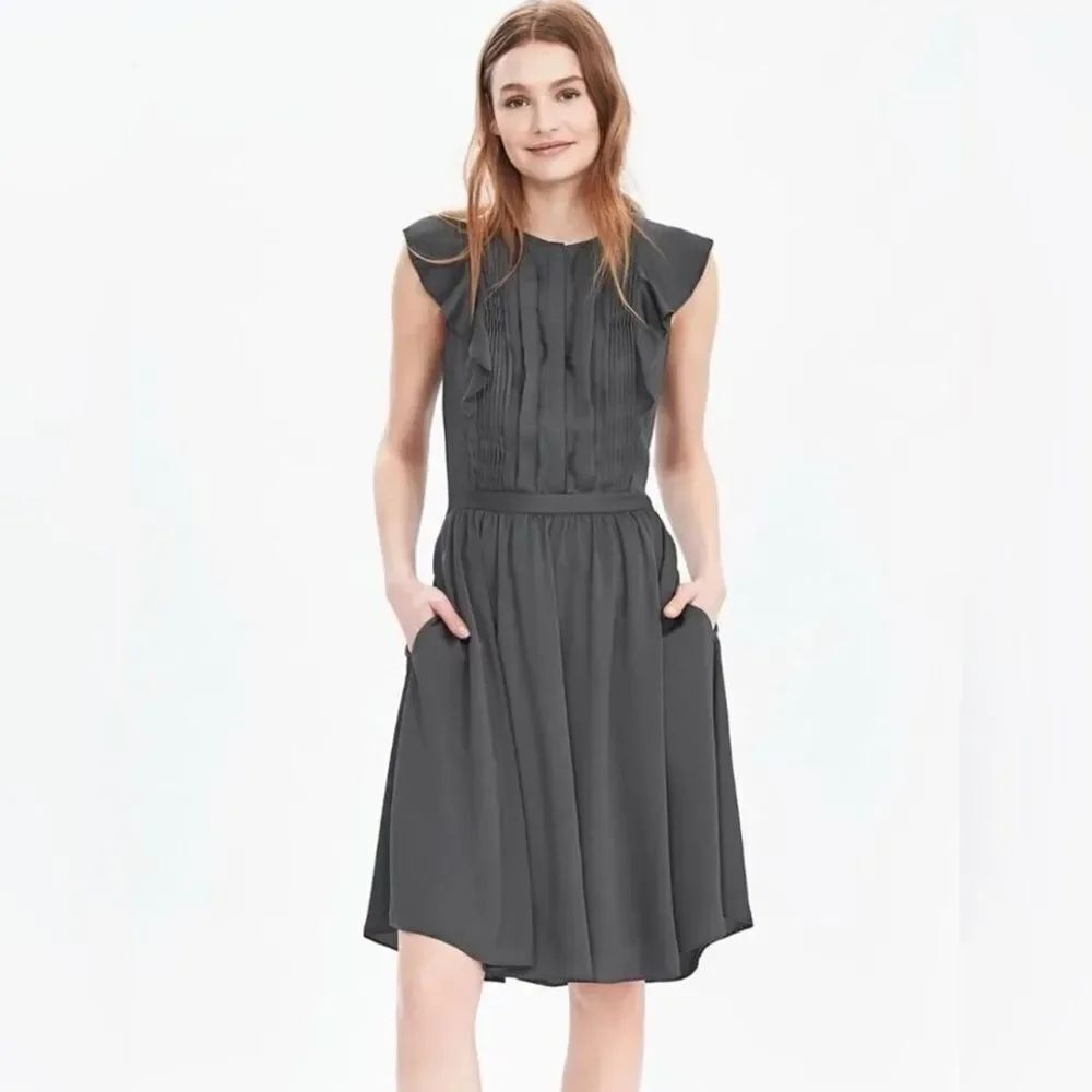 Banana Republic Gray Pintuck Flutter Sleeve Dress Size 4 Flare MIDI/ EUC
